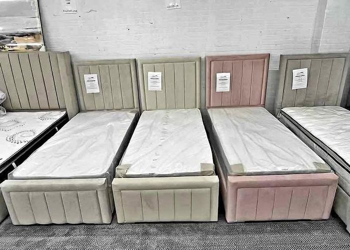 Single bed and mattress having headboard