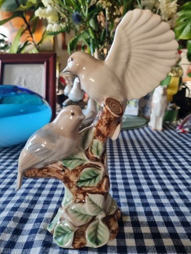 Vintage figurine of two birds