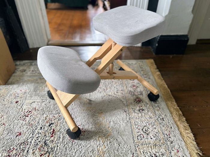 Adjustable ergonomic kneeling stool
