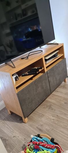 Tv Table like new, perfect condition very fancy!!!
