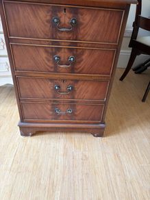chest of drawers