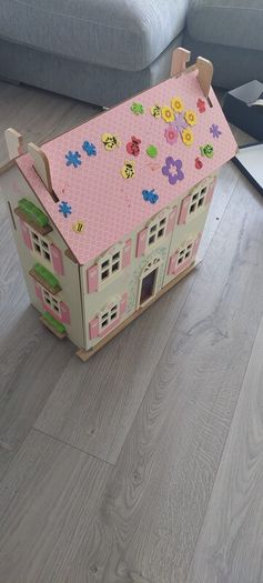 Dolls House and Contents
