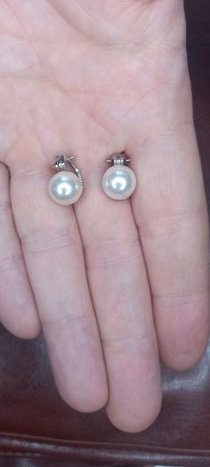 Vintage jewelry is sold individually for 5 to 10 euros