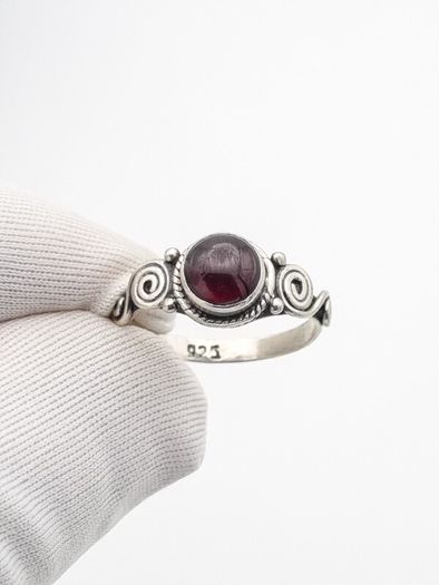 925 Vintage Sterling Silver Garnet Spiral Ring