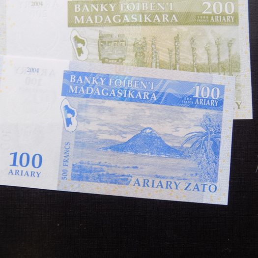 Madagascar 2004.Lot of 3 Uncirculated Banknotes.