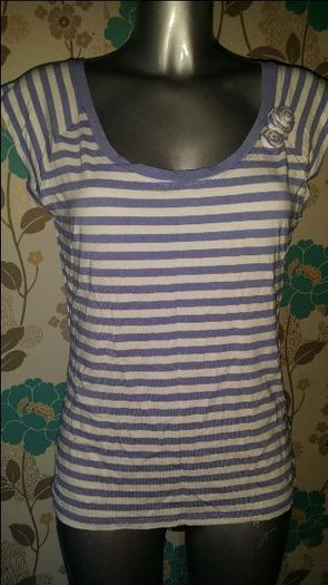 Lovely stretchy top by Caroll size UK14/16 EUR42/44 Price includes postage