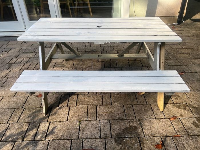 Picnic bench