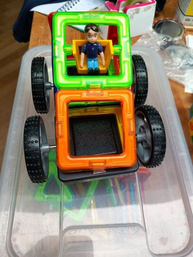 Magformers magnetic tiles car set