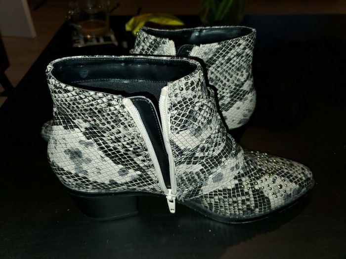 Ankle snake print