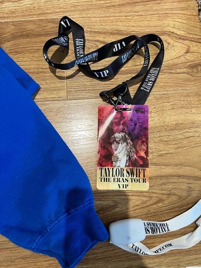 Hoodie (size XS/S) Taylor Swift + VIP badge