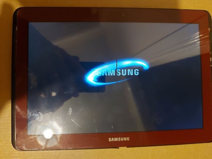Samsung Galaxy Tab 2, 10.1 inch, Red, 16GB, Dead line of pixels across screen, otherwise good condition