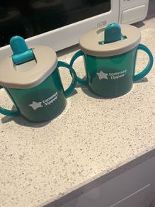 2 x tommee tippee sippy cups