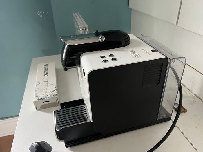 Nespresso En520 .W w/ descaling liquid &  Pod holder