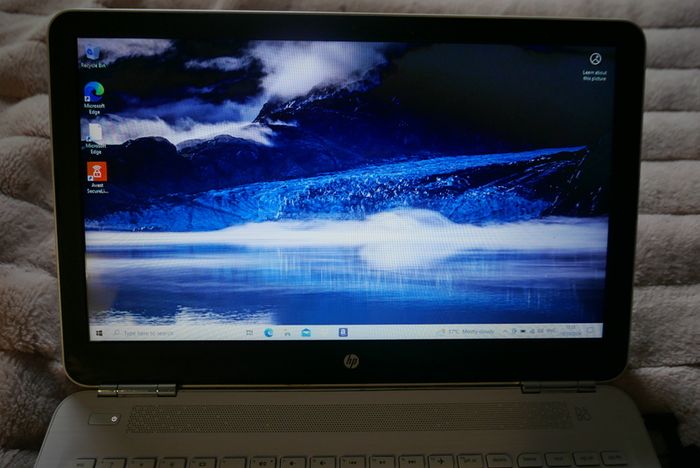 Hp Pavilion laptop i5-6200 - 8GB RAM GB 256 NVME SSD. Windows 10