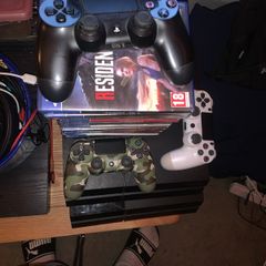 Playstation 4 All Games 3 joypads and 2 PS4 consoles one not turning on the other working perfect