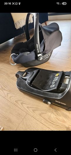 isofix base and maxi cosi infant seat
