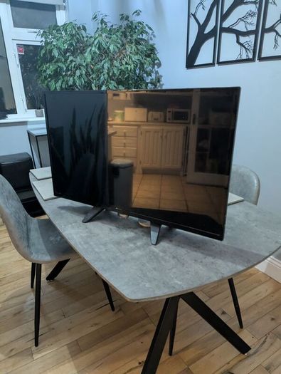 Philips 32-inch HD LED TV - excellent working condition.