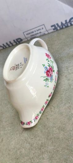 3 ITMEMS OF POTTERY-  1- Angel White Resin Holy Water Font - 6 Inchs 22.00 EURO. 2- Vintage Cotfer 5 inchs Swiss Alps Lucerne Beer Stein 35.00 euro. 3- Vintage Wedgwood-Harmony Rose- Sauce Boat 18.00 euro.