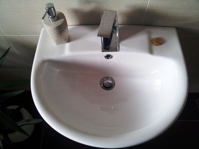 Dale Bathroom Sink with Semi Pedestal - NEW.