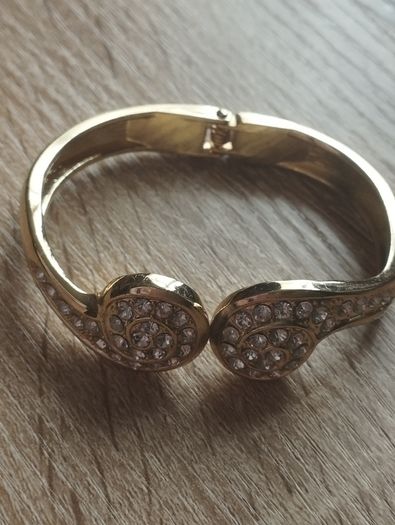 Beautiful gold-tone suit bracelet with crystals.