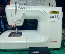 SINGER Futura 4000 Sewing Machine - Just serviced - Excellent - 100 stitches! - High quality machine/Semi-pro