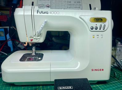 SINGER Futura 4000 Sewing Machine - Just serviced - Excellent - 100 stitches! - High quality machine/Semi-pro
