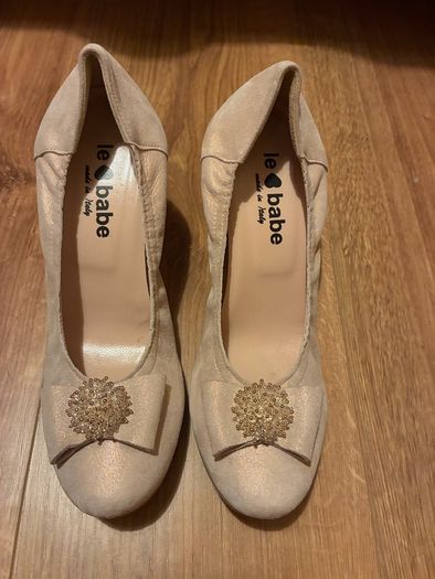 Pale pink le babe shoes size 5.5