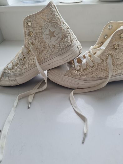 Cream lace Converse Hi - Tops