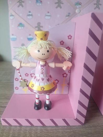 Girls book ends and notice board