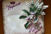 Vintage Exquisite White Heather Brooch  Lucite &amp; Enamel Floral Design c 1950s 60s