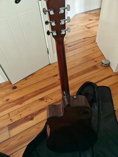 Mahagony Acoustic Steel Guitar including Capo, Case and picks