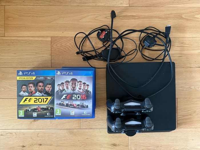 PS4 Slim 1TB + 11 games