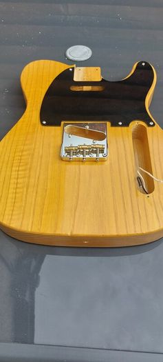 Telecaster butterscotch 52 black guard body