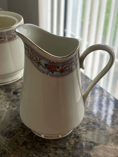 Bud let teapot milk and sugar
