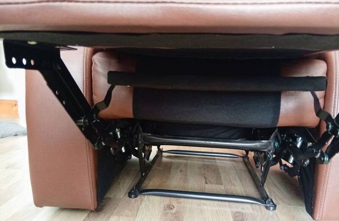 Brown single recliner sofa/chair