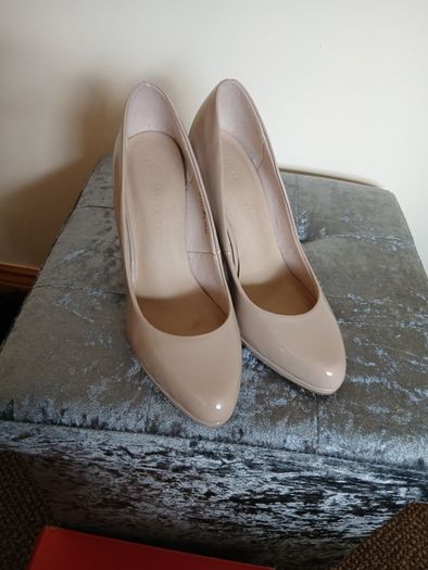 Women's patent leather shoes,size 6