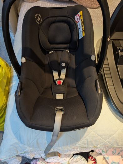 Maxi-Cosi Tinca infant car seat plus isofix base