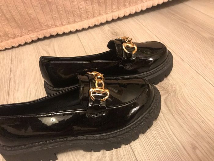 Black shoes with gold chain