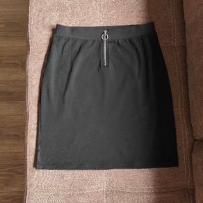 NEW Look black mini skirt with the front zipper, size 8
