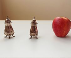 Pair of vintage elegant footed silver plated salt/pepper shakers  H 7.5cm