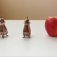 Pair of vintage elegant footed silver plated salt/pepper shakers  H 7.5cm