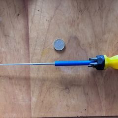 Magnetic extending screwdriver with 4 drill bits