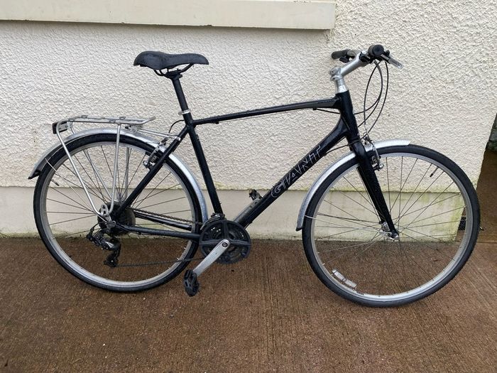 Giant escape3 Large hybrid 28 inch wheels 21 speed 21 inch frame mudguards back carrier