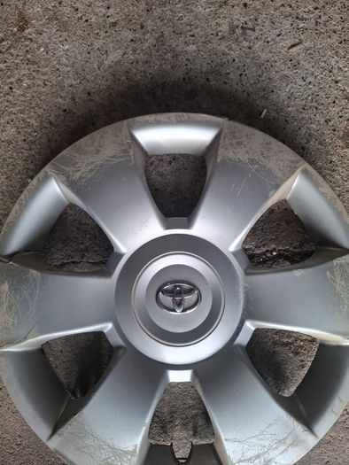 Toyota Yaris original wheel trim #2 with small crack