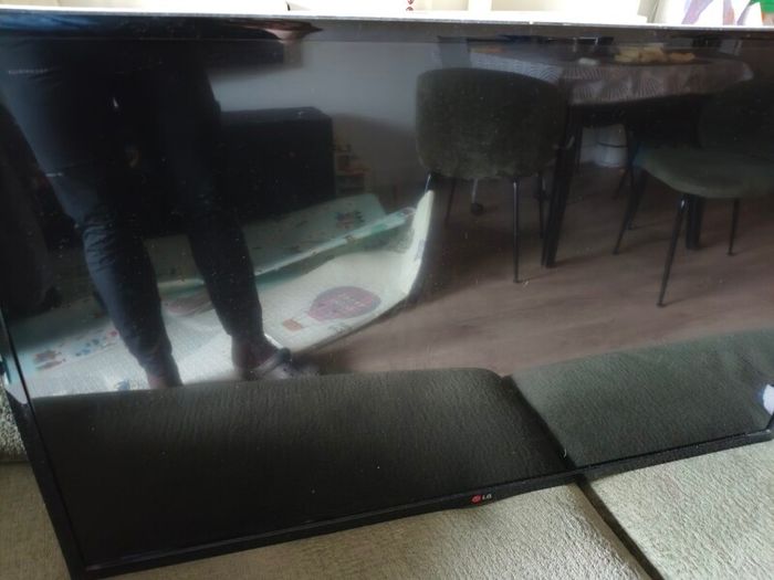 LG TV 42inch + new TV Stand (Hemudu)