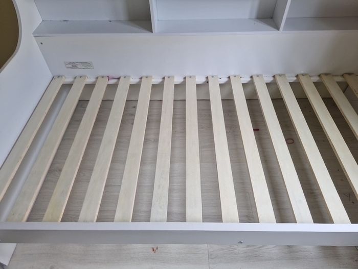 Day bed single white priced to sell
