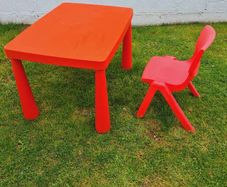 kids table and chair