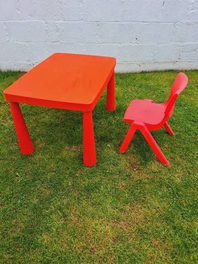 kids table and chair