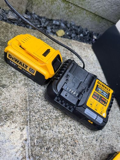 DeWalt 18V XR 4.0Ah Battery + 4A Charger