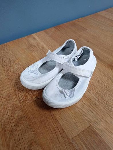 White kids pumps